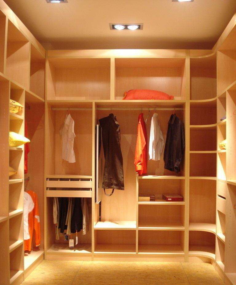 板材十大品牌富士龙板材推荐实木推拉门衣柜，简便还不贵!
